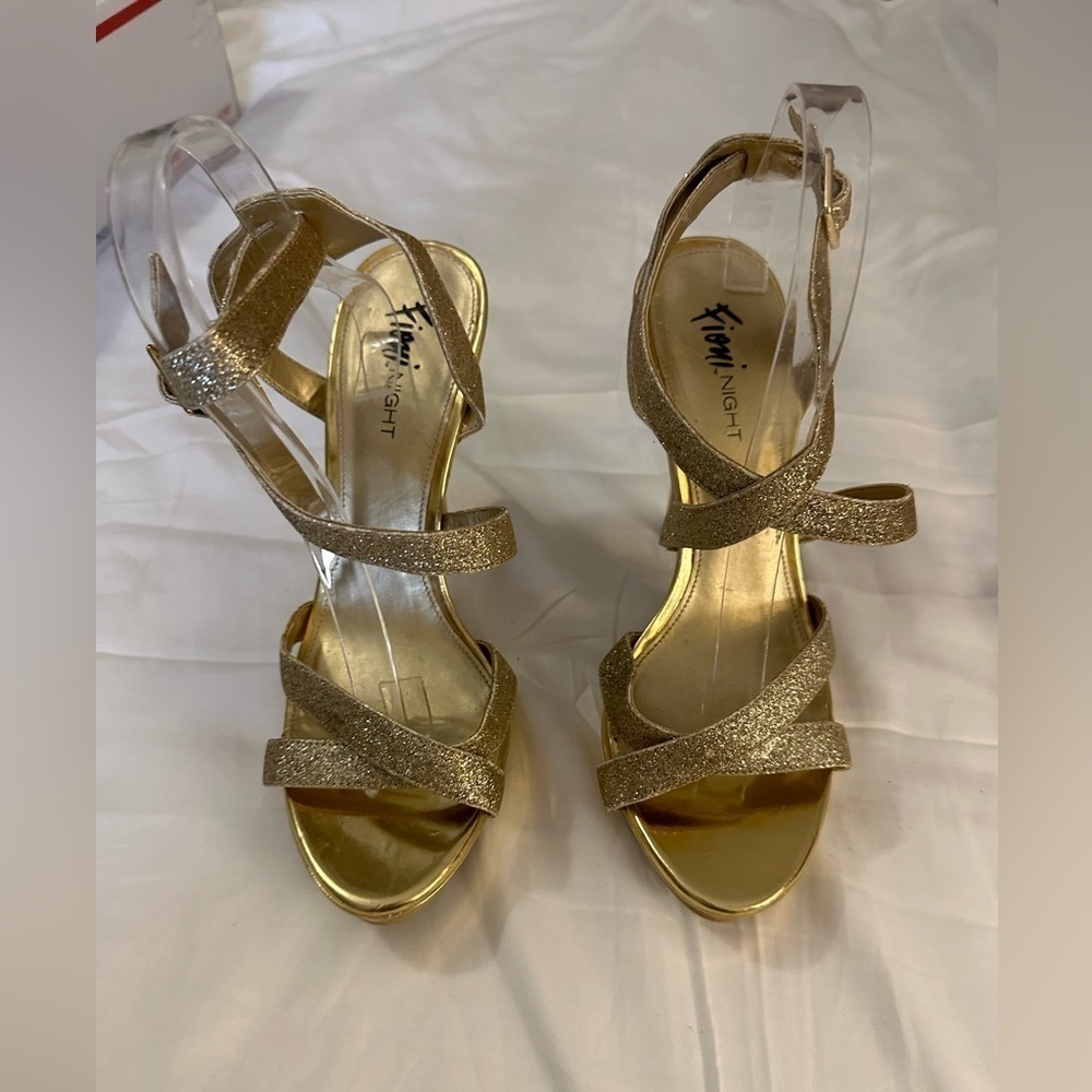 💙3/$20 Gold metallic women’s glitter heels size 9